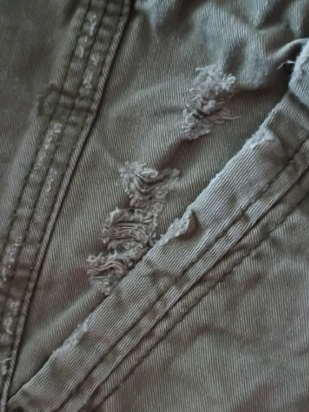 Abercrombie & Fitch Olive Cargo Shorts with Multiple Pockets - Picture 3 of 13